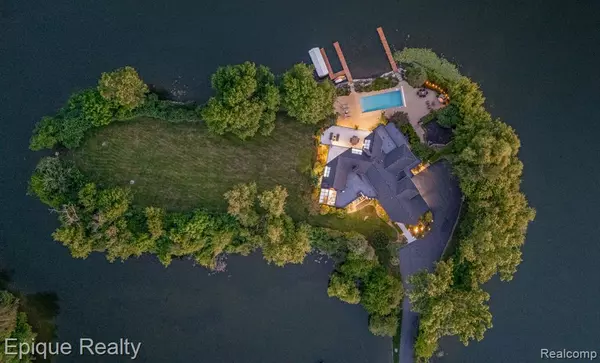 4912 Oakwood Court, Commerce Twp, MI 48382