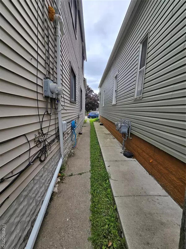 Hamtramck, MI 48212,9727 Dequindre Street