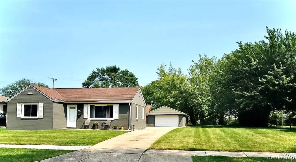 8073 Helen, Center Line, MI 48015