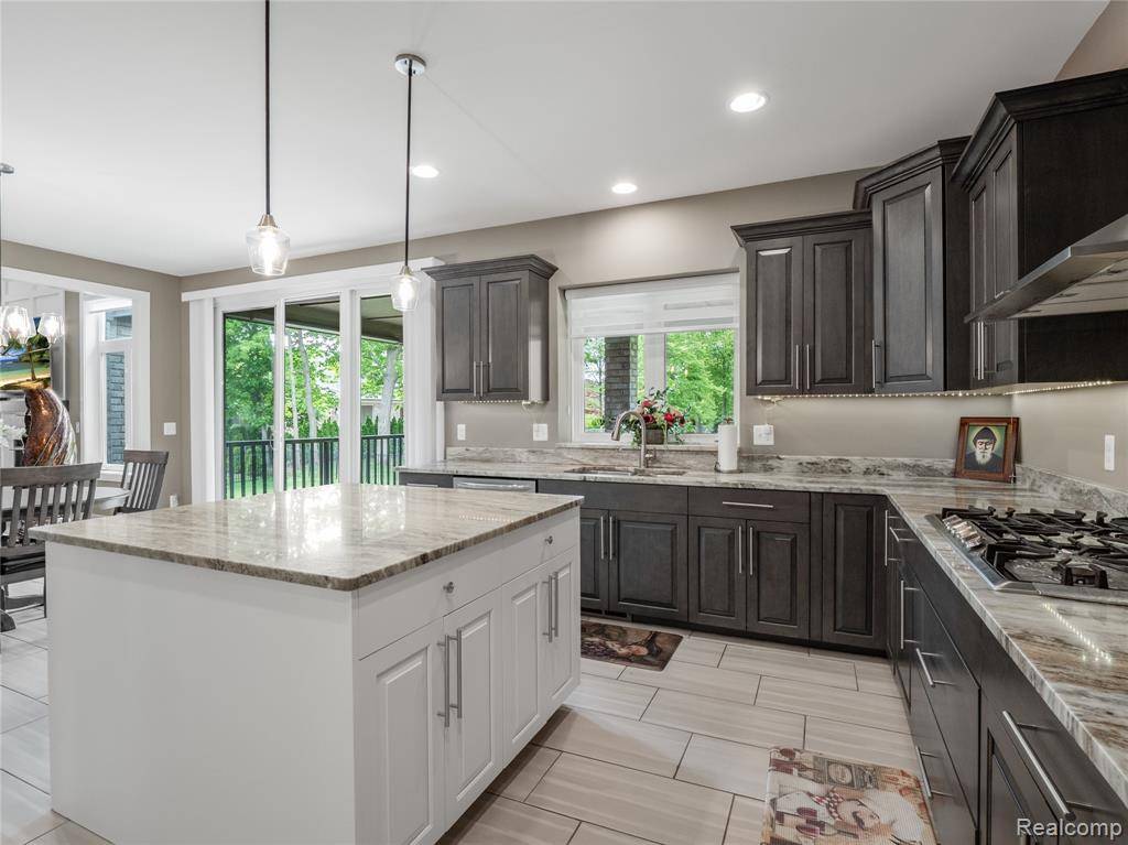 Macomb, MI 48044,50011 Anita N Way