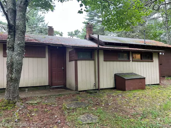2923 W Michigan Shores W, Gulliver, MI 49840