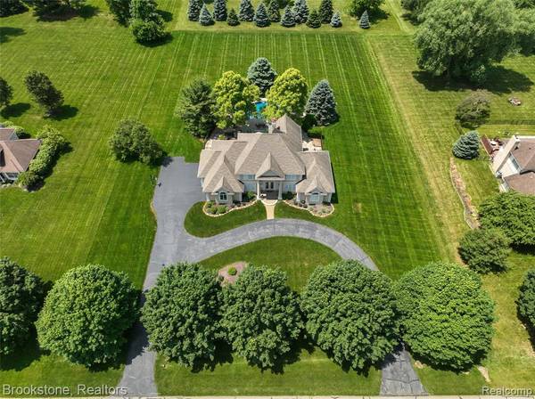 8254 Sashabaw Ridge Drive, Clarkston, MI 48348