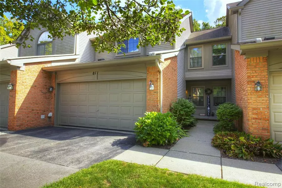 811 Woodridge Hills Drive, Brighton, MI 48116
