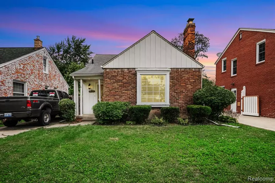 1422 Hollywood Avenue, Grosse Pointe Woods, MI 48236