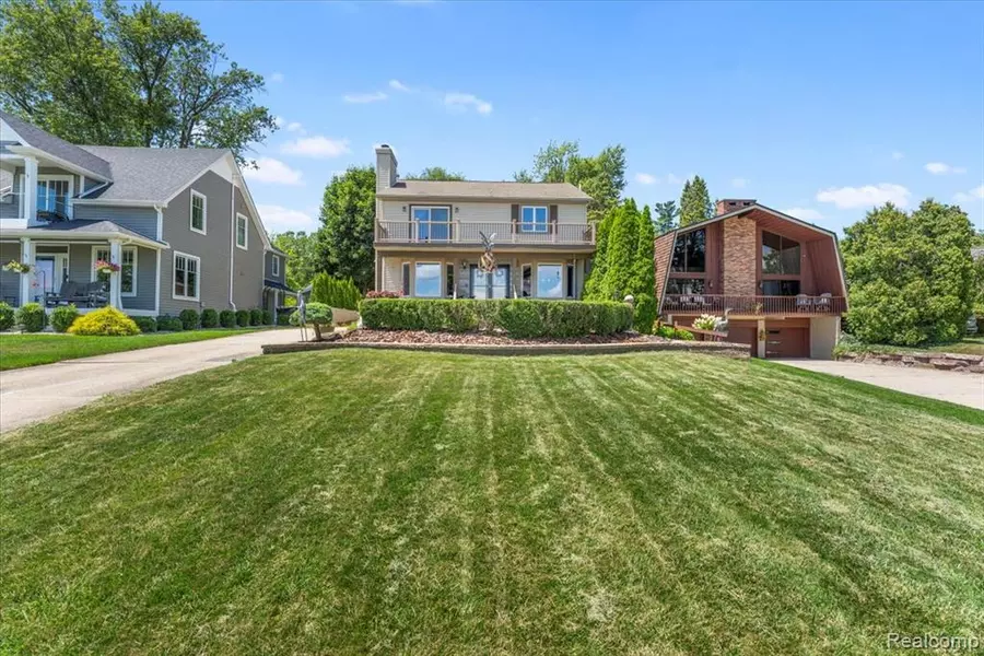 22558 E River Road, Grosse Ile, MI 48138