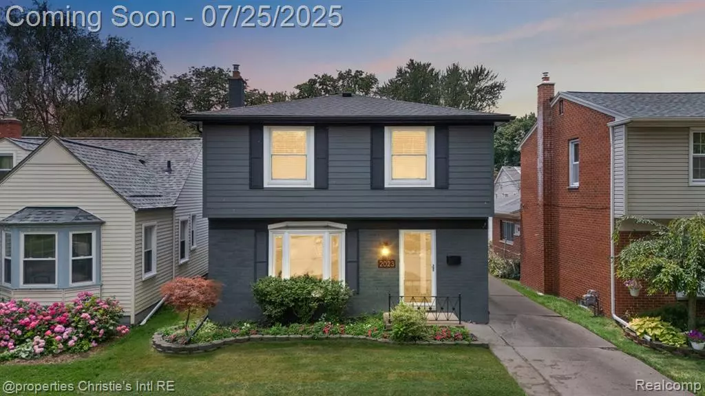 2023 Roslyn Road, Grosse Pointe Woods, MI 48236