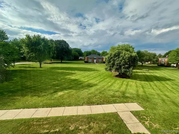 Bloomfield Hills, MI 48304,628 E Fox Hills Drive