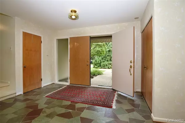 Bloomfield Hills, MI 48301,5550 Raven Road