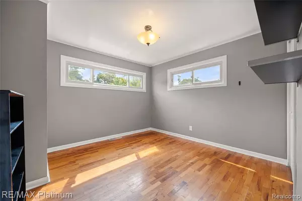 Fenton, MI 48430,709 Elmwood Drive