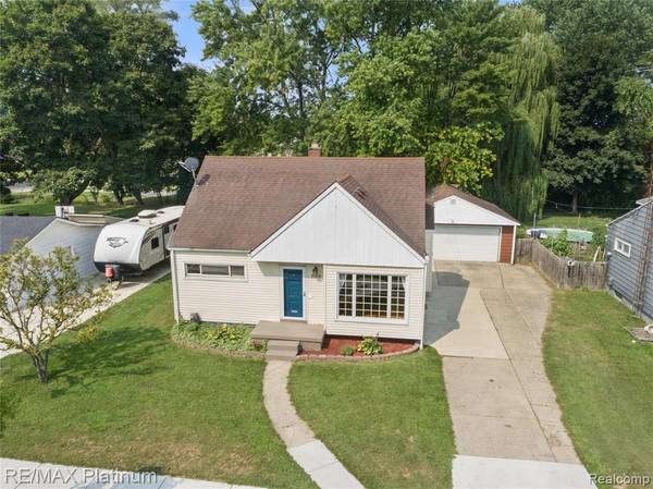 709 Elmwood Drive,  Fenton,  MI 48430
