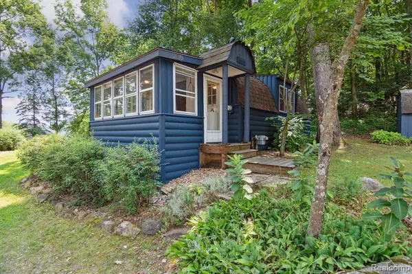 2319 Lakeview Drive, Brooklyn, MI 49230