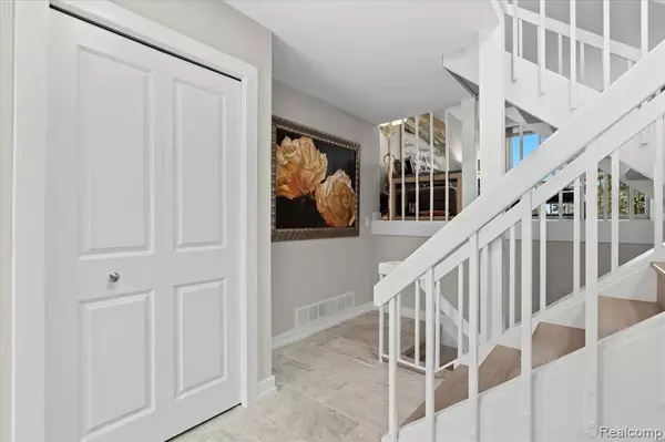 Rochester Hills, MI 48307,996 Golfview Court