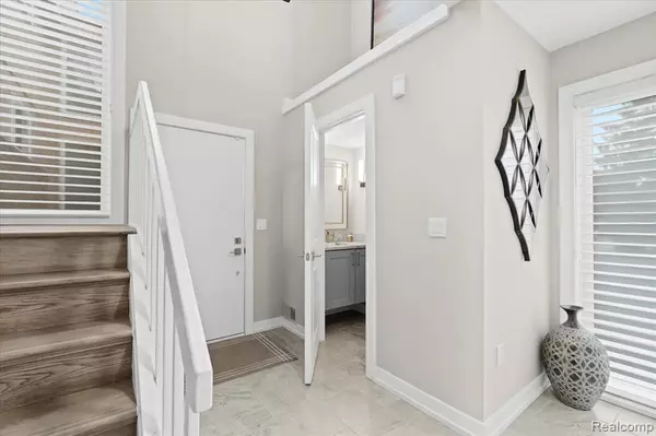 Rochester Hills, MI 48307,996 Golfview Court