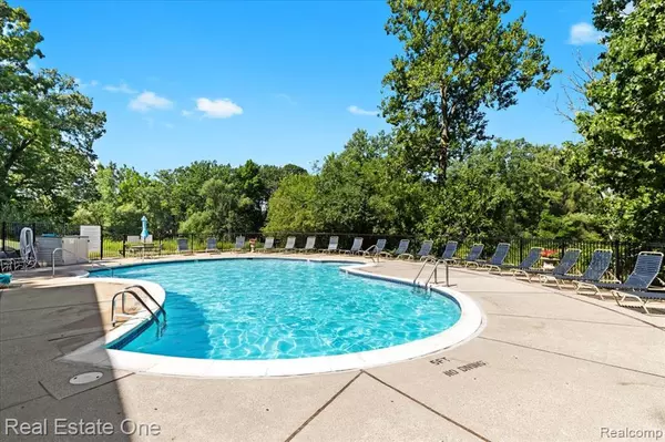 Rochester Hills, MI 48309,1527 Charter Oak Drive