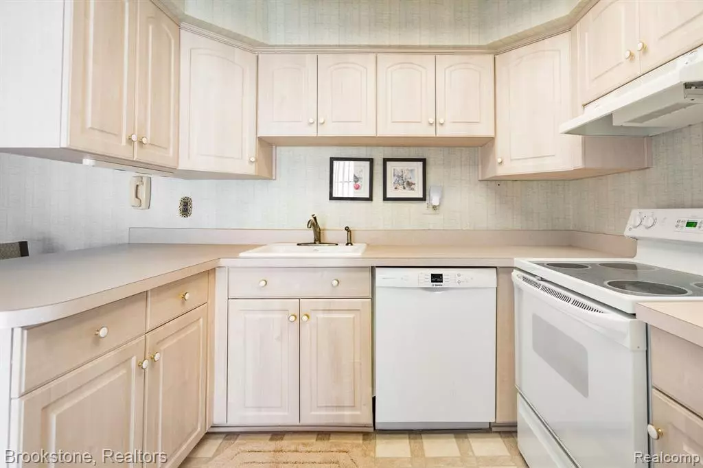 Troy, MI 48083,2808 Roundtree Drive