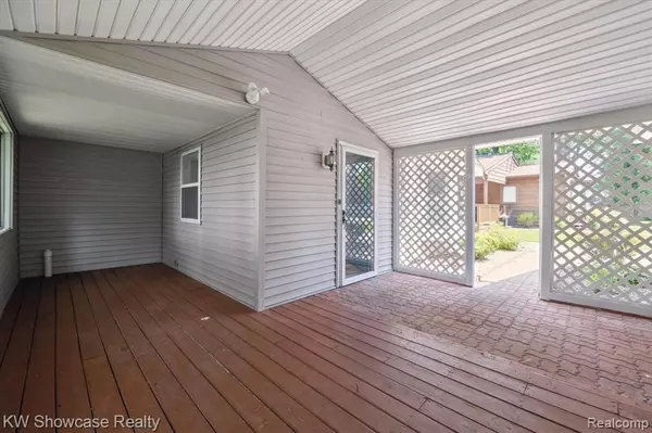 Fenton, MI 48430,3422 Ponemah Drive