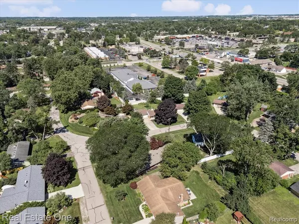 Novi, MI,23925 W Le Bost