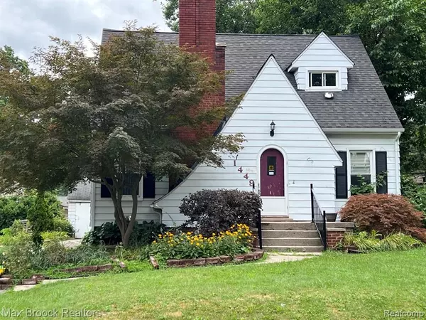 1449 Oakwood Street, Sylvan Lake, MI 48320
