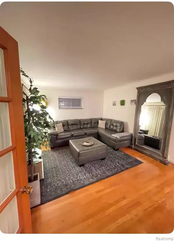Dearborn Heights, MI 48127,8443 RIVERDALE Street