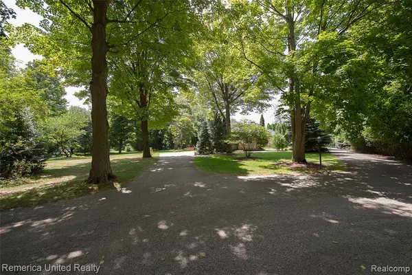 Farmington Hills, MI 48335,37188 Chickadee Lane