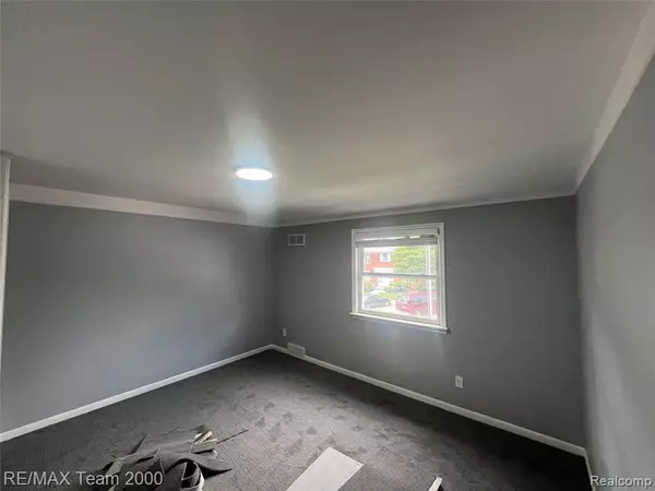 Dearborn Heights, MI 48127,6880 COUNTRY LANE
