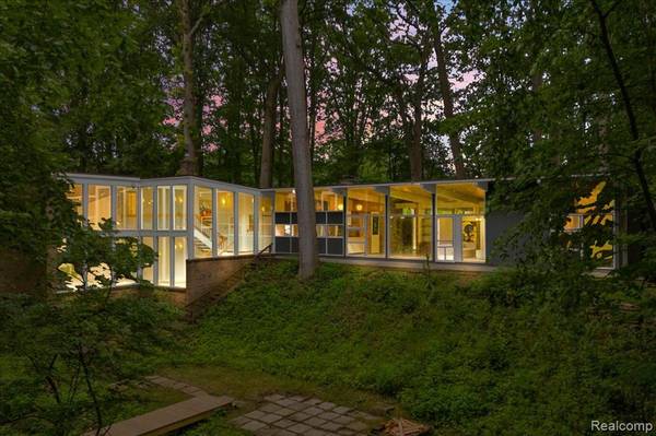 24321 Mulberry Court, Southfield, MI 48033