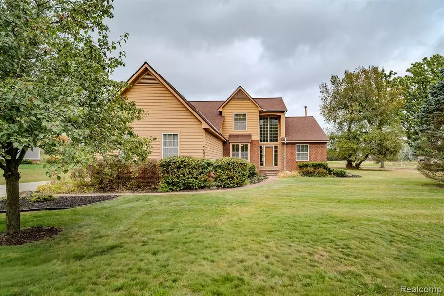 2403 Sandlewood Drive, White Lake, MI 48383