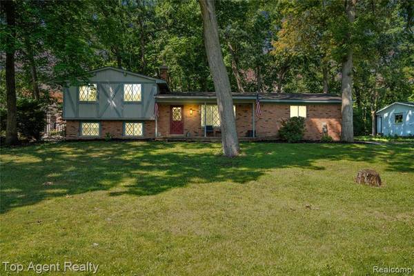 2048 Welbeck Drive, West Bloomfield, MI 48324