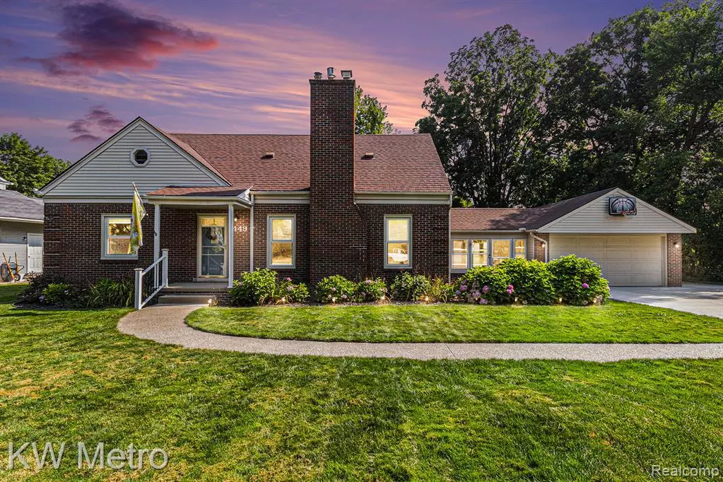 Waterford, MI 48328,449 Shoreview Drive