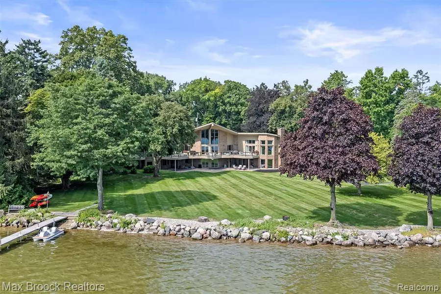 3333 W Shore Drive, Orchard Lake Village, MI 48324