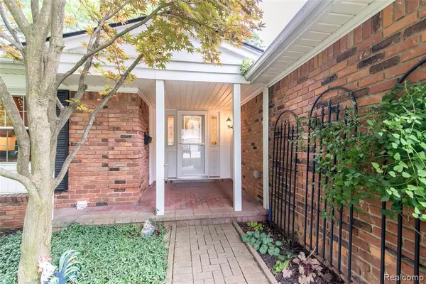 Plymouth, MI 48170,14733 Greenbriar Court