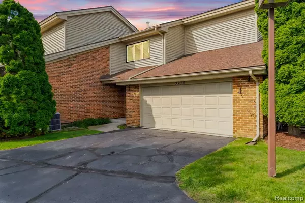2235 N Long Lake Road, Fenton, MI 48430