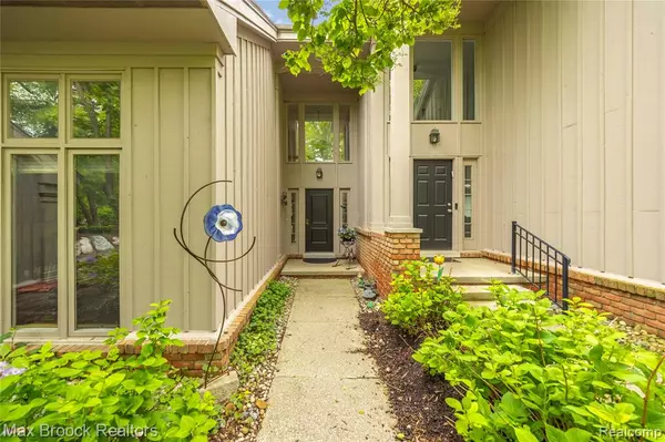 West Bloomfield, MI 48323,4933 Woodcliff Hill N Road