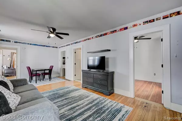 Fenton, MI 48220,573 E Oakridge Street