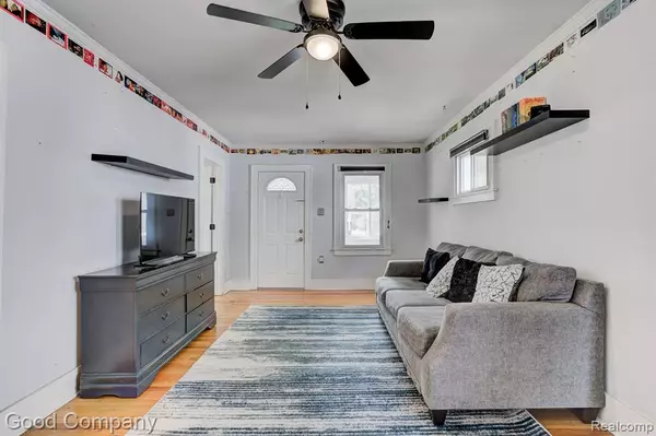 Fenton, MI 48220,573 E Oakridge Street