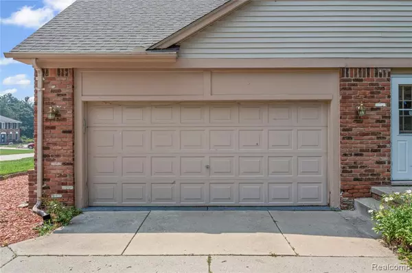 Farmington Hills, MI 48335,34970 OLD HOMESTEAD Drive