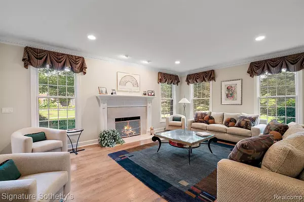 Bloomfield Hills, MI 48304,937 MITCHELL Court