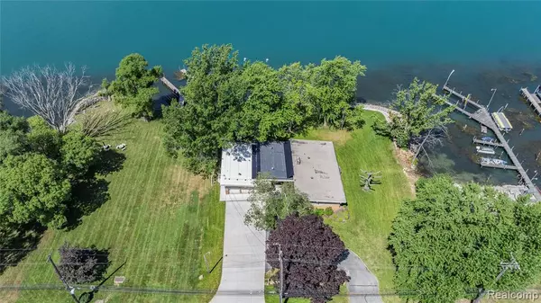 Grosse Ile, MI 48138,22442 W River Road