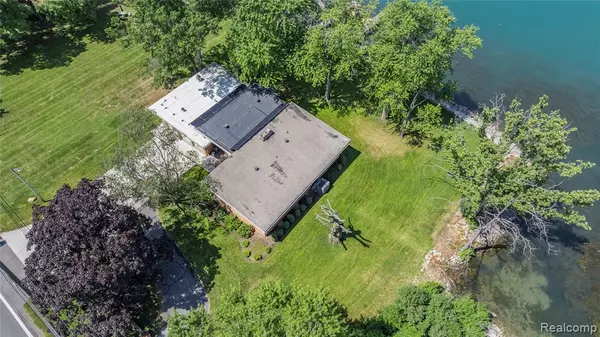 Grosse Ile, MI 48138,22442 W River Road