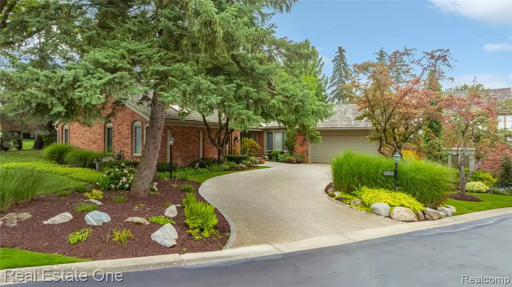 West Bloomfield, MI 48323,3932 Maple Hill E Street