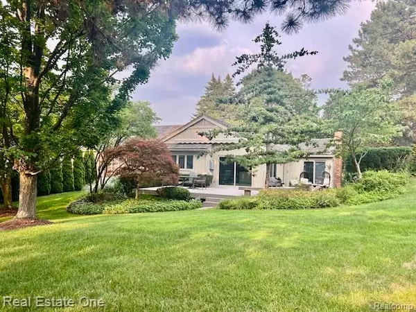 West Bloomfield, MI 48323,3932 Maple Hill E Street