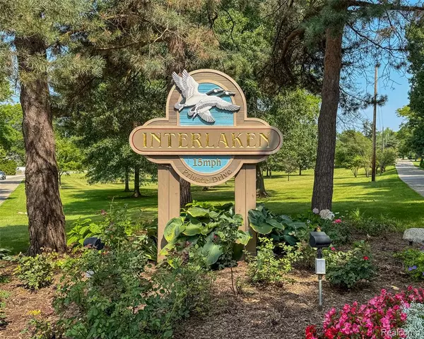 West Bloomfield, MI 48323,3266 Interlaken Street