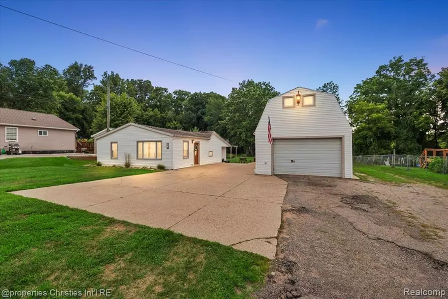 87 N Roslyn Road, Waterford, MI 48328