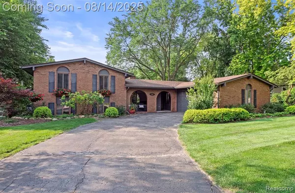 541 Lake Forest Road, Rochester Hills, MI 48309