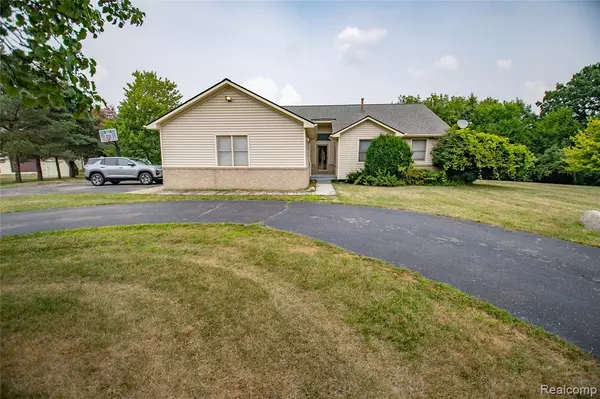 808 Vivian Lane, Oxford, MI 48371