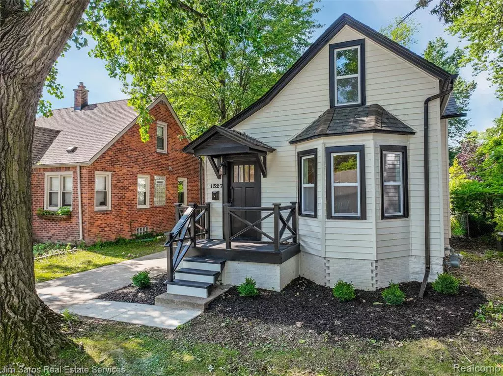 Grosse Pointe Woods, MI 48236,1327 Anita Avenue