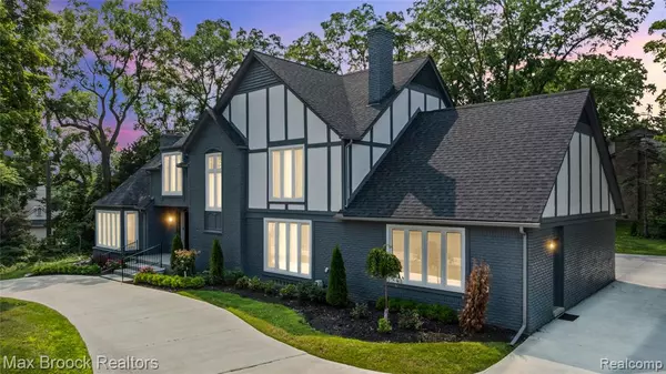 4490 Strathdale Lane, West Bloomfield, MI 48323