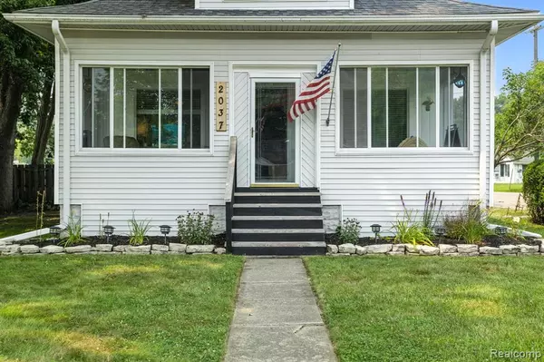 2037 Saint Clair River Drive, Algonac, MI 48001