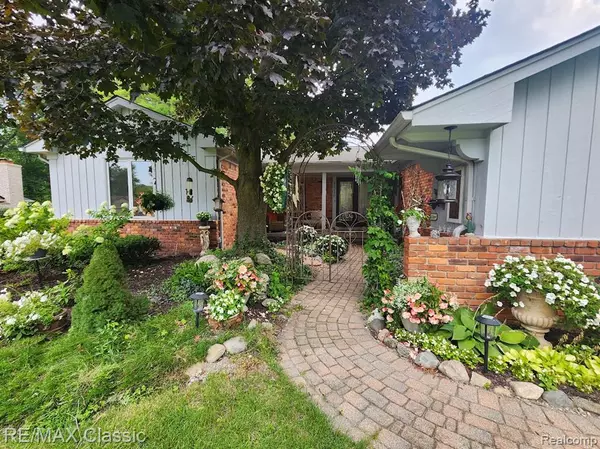 Bloomfield Hills, MI 48304,1530 Ashover Drive