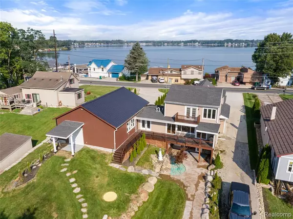 424 E Shore Drive, Whitmore Lake, MI 48189